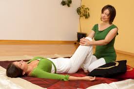 Acupression sur membres inférieurs Acupression des cuisses en massage thaï