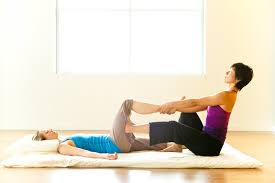 Thaï Yoga Massage acupression des ischio-jambiers Assouplissement des ischio-jambiers - Thaï Massage