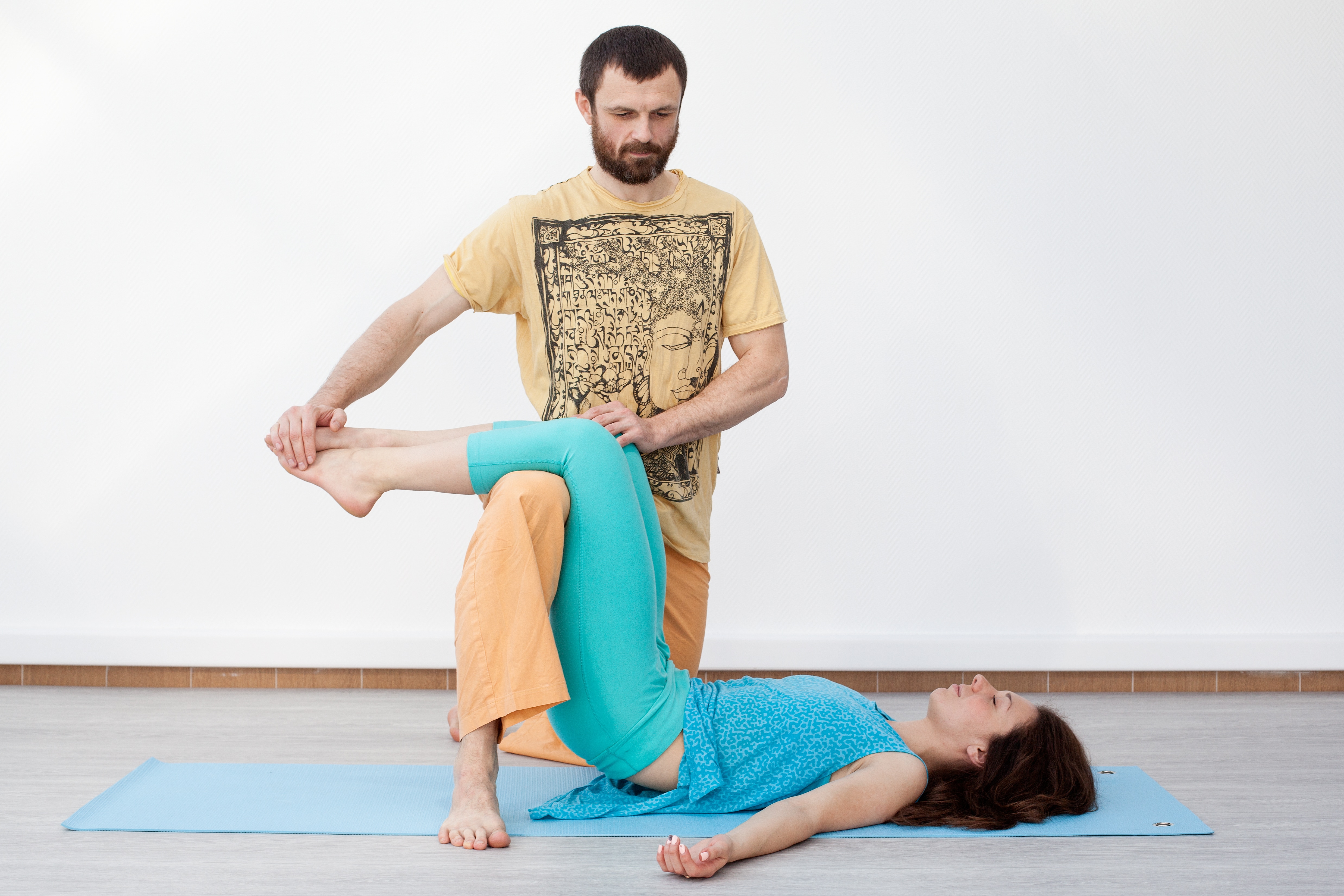 Technique pour apaiser le dos en Thaï Yoga Massage Photo d'un thérapeute réalisant une technique de thaï yoga massage