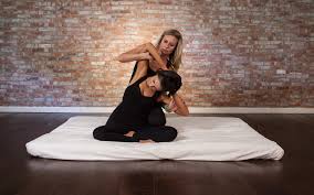 Thaï Massage - Étirements des chaines latérales Stretching des chaînes latérales lors d'une séance de Thaï Yoga Massage