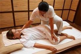 Thaï Massage - Étirements du carré des lombes Étirement lors d'une séance de massage thaïlandais