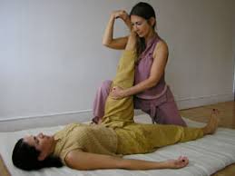 Thaï Massage - Étirement ischio-jambier Etirement passif forcé des ischio-jambiers lors d'une séance de massage thaïlandais