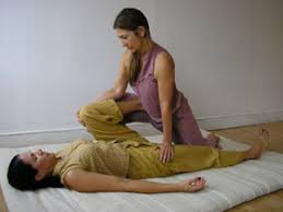 Assouplissement hanche thaï massage Étirements en thaï yoga massage