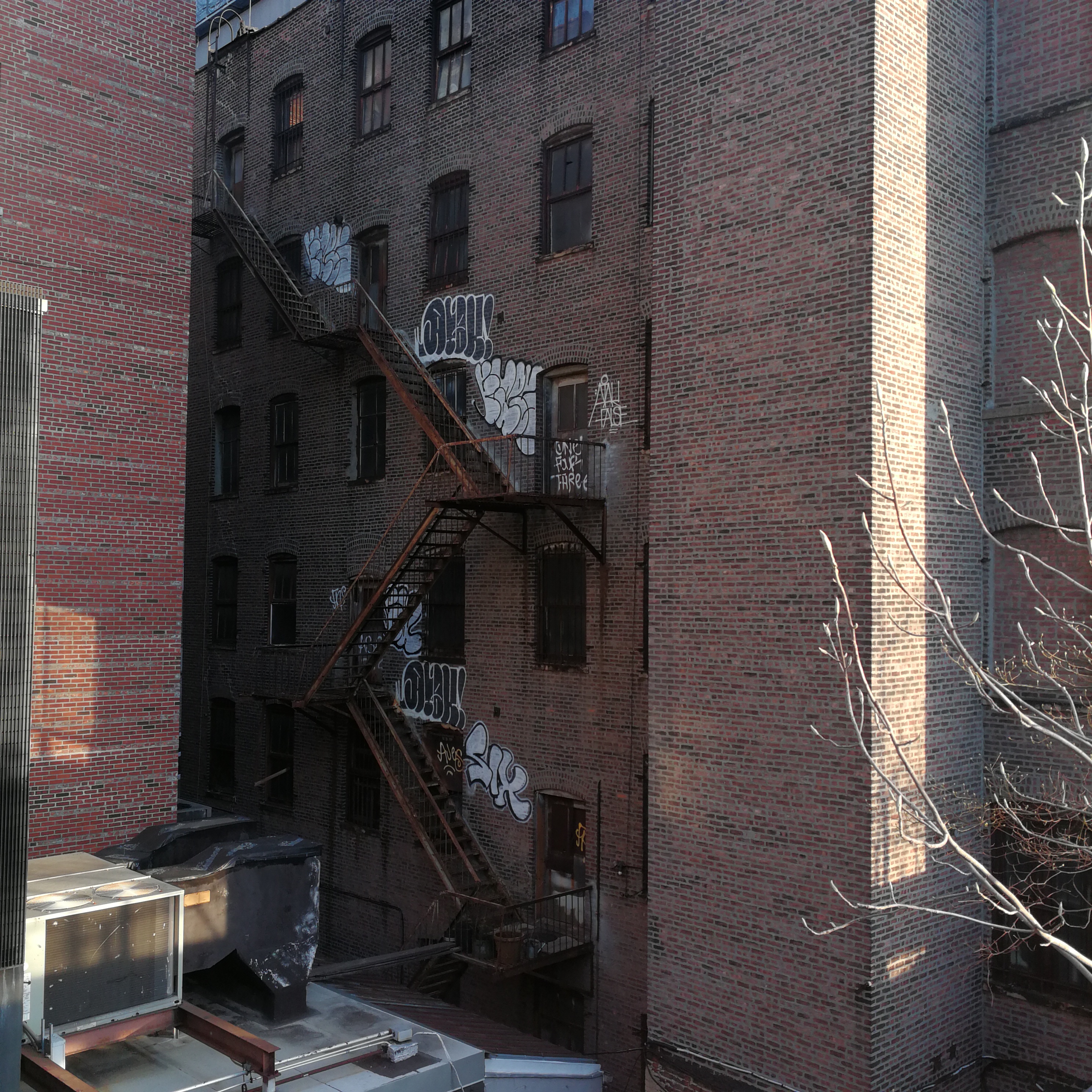 Building à Chelsea Manhattan hoto depuis la High Line d'un building en briques rouges à Chelsea