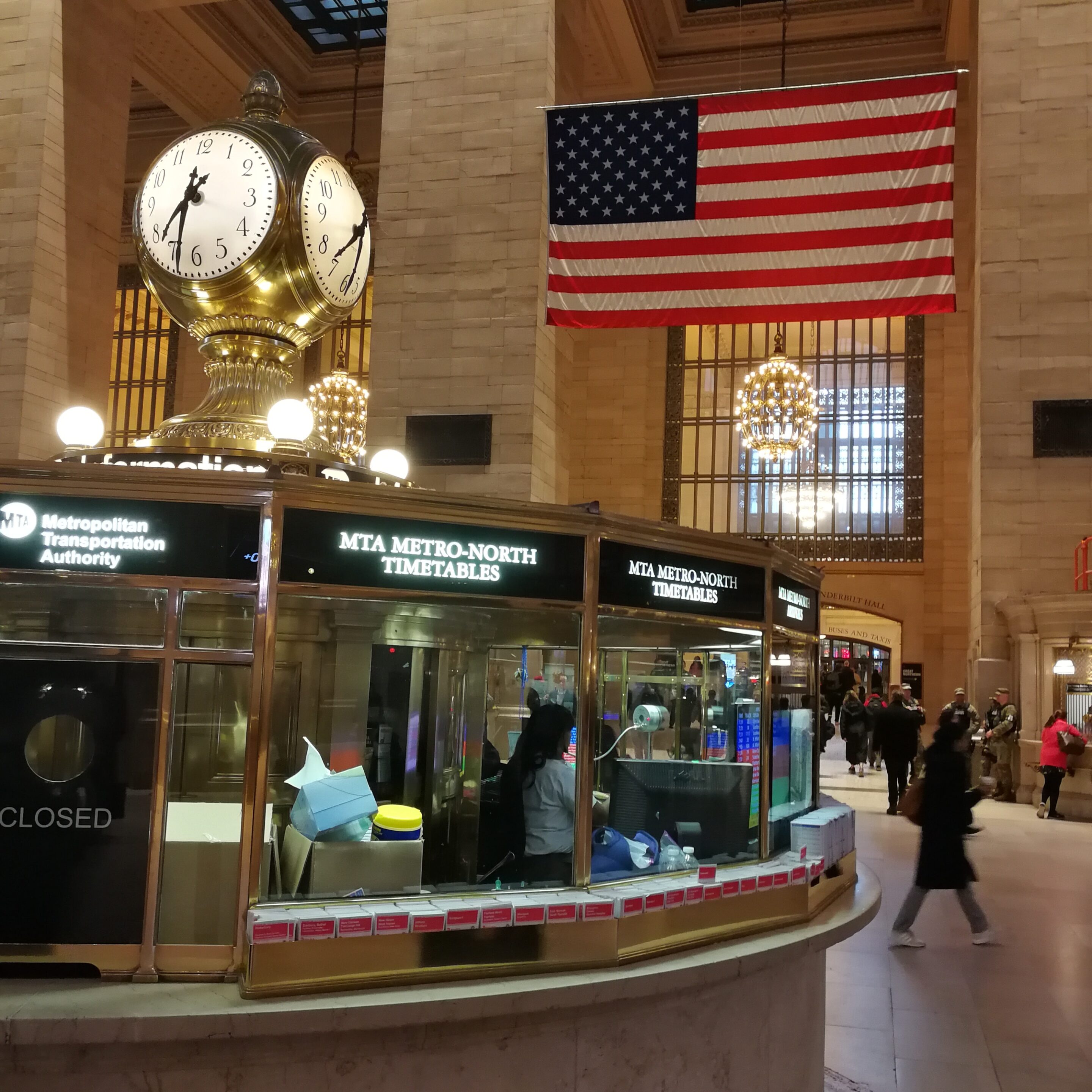Horloge à 4 faces Grand Central Photo horloge à 4 faces et drapeau des Etats-Unis dans Grand Central Terminal