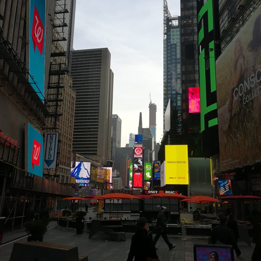 Time Square et ses écrans géants Vue sur Time Square en courant à Manhattan