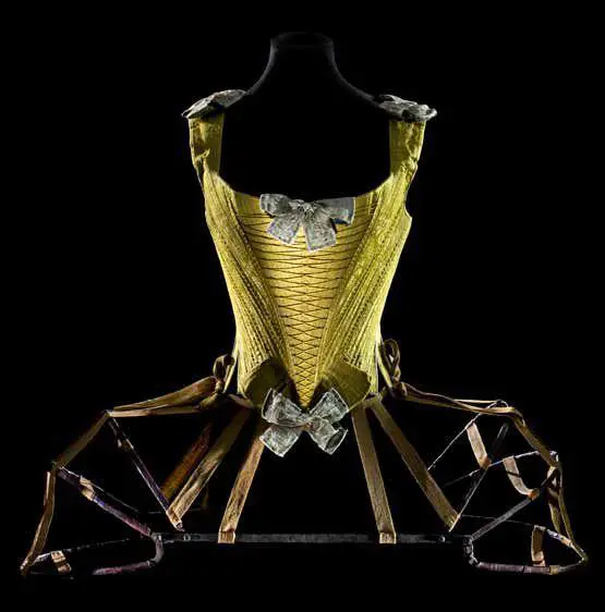 Sous-vêtement féminin - la crinoline